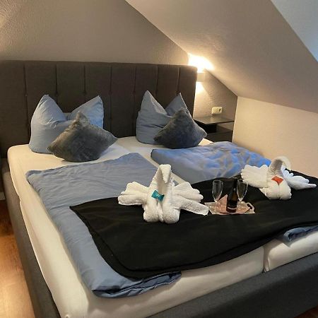Hotel Und Restaurant Zum Bunten Hirsch Mirow Esterno foto