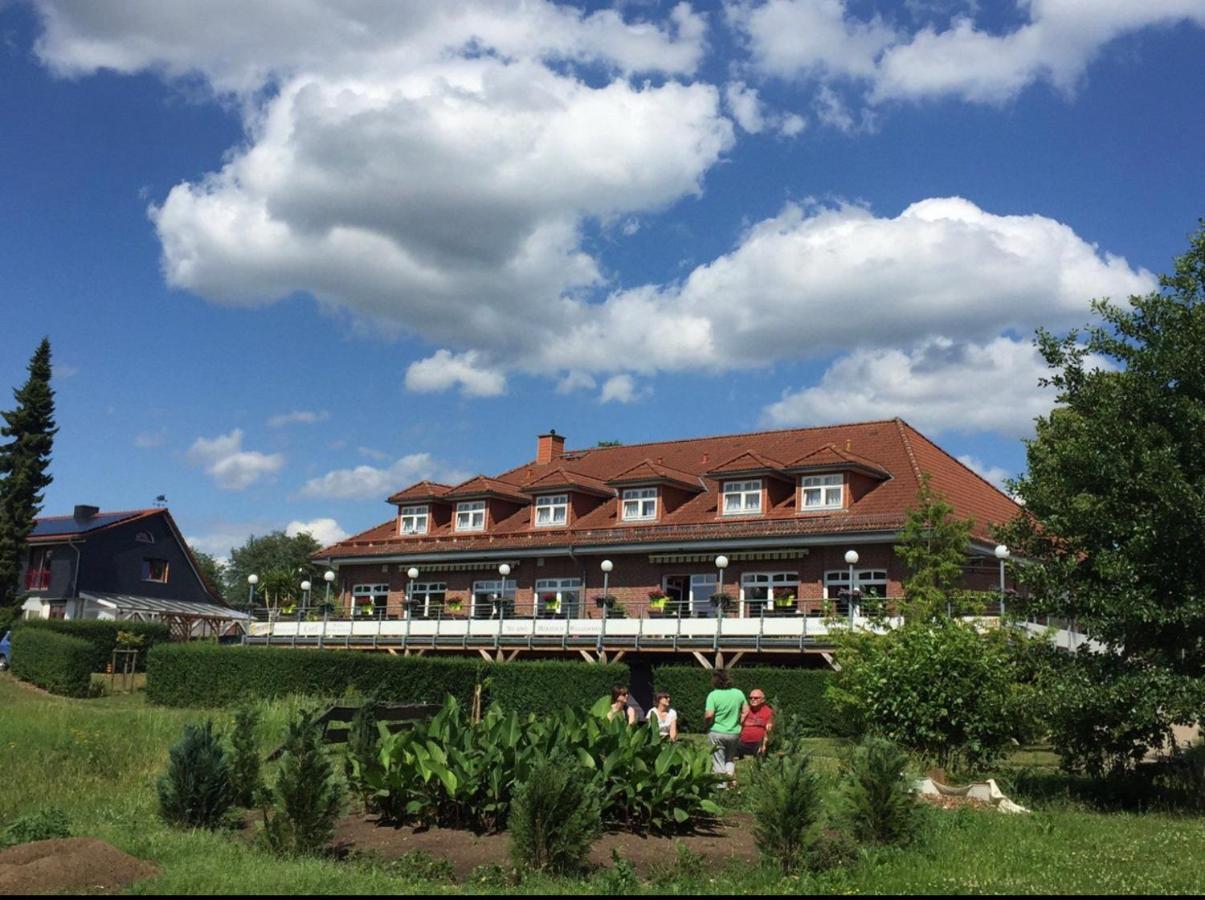 Hotel Und Restaurant Zum Bunten Hirsch Mirow Esterno foto