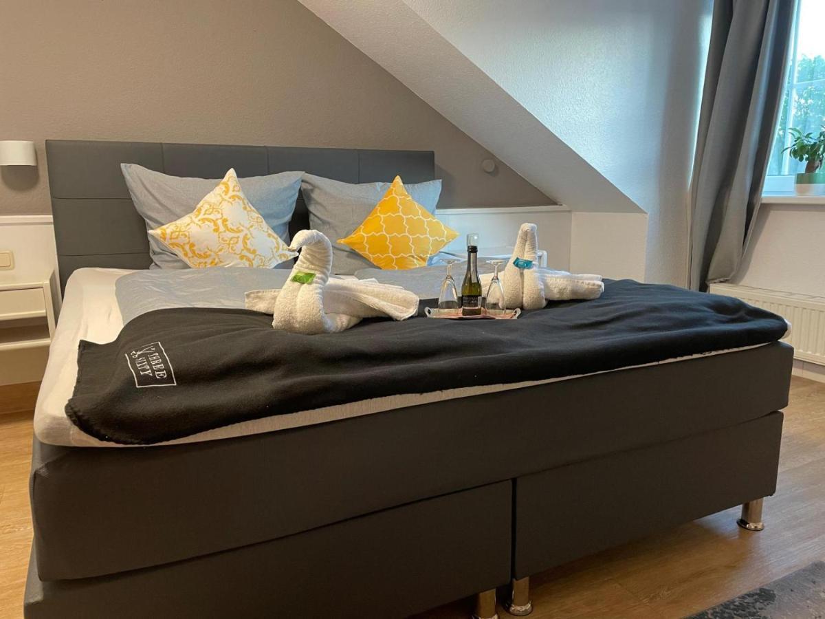 Hotel Und Restaurant Zum Bunten Hirsch Mirow Esterno foto