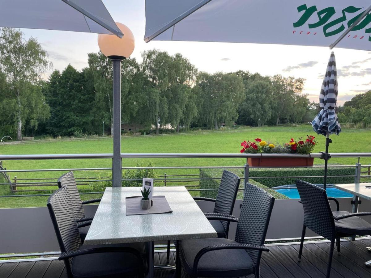 Hotel Und Restaurant Zum Bunten Hirsch Mirow Esterno foto