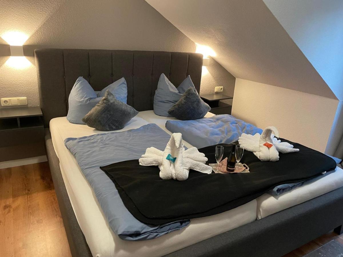 Hotel Und Restaurant Zum Bunten Hirsch Mirow Esterno foto
