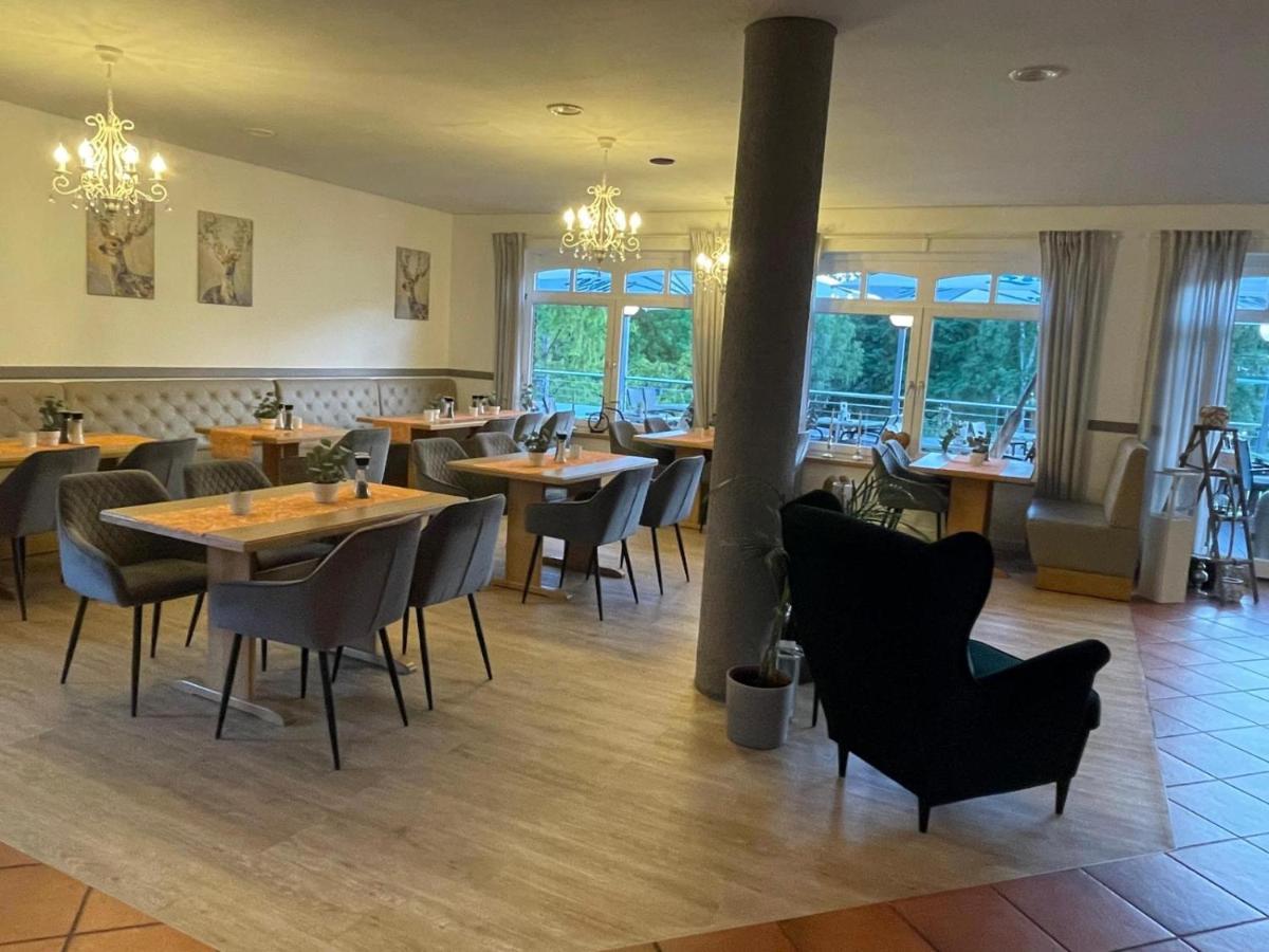 Hotel Und Restaurant Zum Bunten Hirsch Mirow Esterno foto