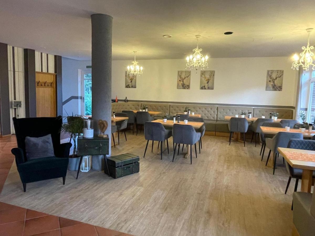 Hotel Und Restaurant Zum Bunten Hirsch Mirow Esterno foto