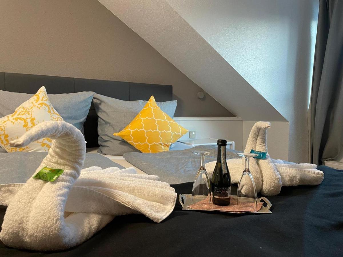 Hotel Und Restaurant Zum Bunten Hirsch Mirow Esterno foto