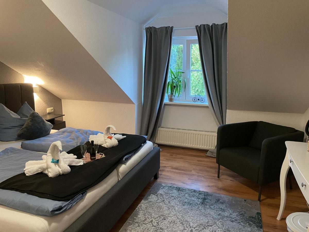Hotel Und Restaurant Zum Bunten Hirsch Mirow Esterno foto